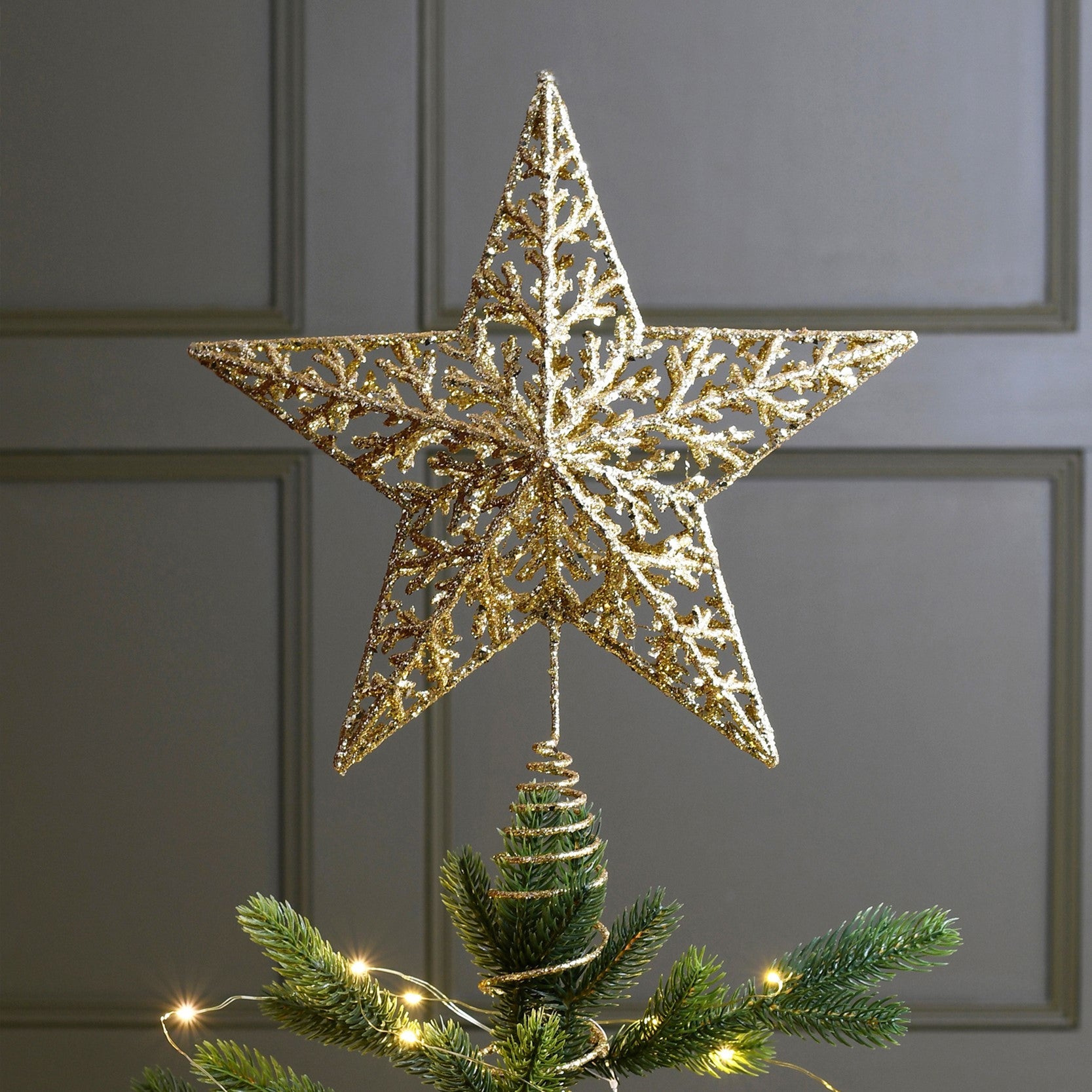 TREE SKIRTS & TOPPERS